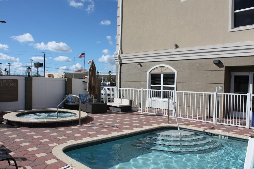 Country & By Radisson, Airport North, Fl 3* West Chase