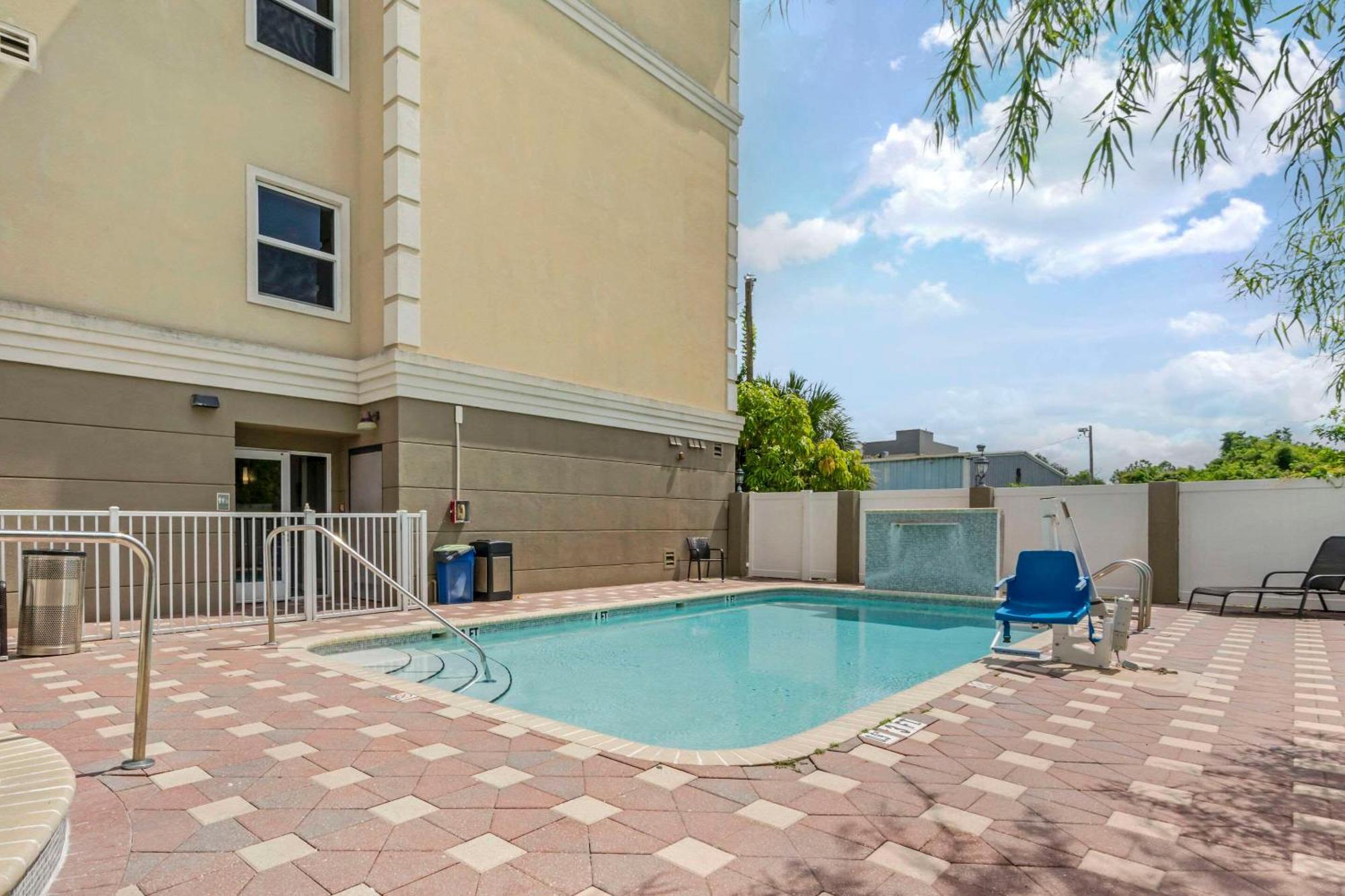 Hotel Country & By Radisson, Airport North, Fl West Chase
